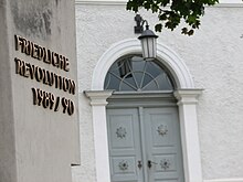 Gedenk-Stele Friedliche Revolution 1989/90 (Ausschnitt) in Zeulenroda vor der Dreieinigkeitskirche, errichtet im Oktober 2009