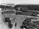 Vestre del av Stortingsgata i Oslo, fotografert fra Hotell Continental 1932. Abelhaugen ligger omtrent midt i bildet, i Slottsparkens søndre hjørne. Foto: Anders Beer Wilse