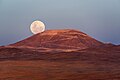 সেররো আর্মাসোনেসের পেছন দিয়ে মহাচাঁদের (Supermoon) উদয় হচ্ছে।[৬]