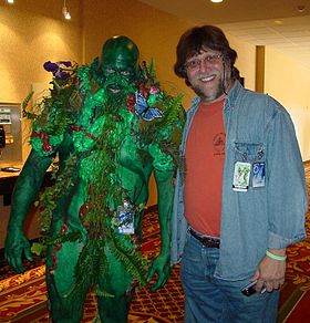 Фанат, замаскированный под Swamp Thing и Len Wein, на выставке CONvergence 2005.