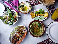 mezzé syrien : makdous, salade syrienne, houmous, haloumi et baba ganouj, avec du pain pita