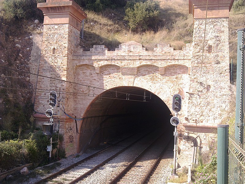 File:Túnel ferroviari del turó de Montgat.jpg