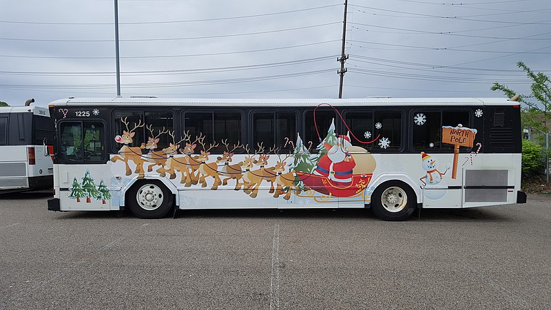 File:TANK Holiday Bus 1225, 35-foot Gillig Phantom, at garage in Fort Wright KY - broadside view (2017).jpg