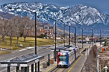 TRAX-Zug in Salt Lake City vor den Bergen der Wasatch Front