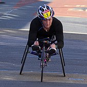 Tatyana McFadden'in bir yol yarışı sırasında tekerlekli sandalyesinde bir fotoğrafı