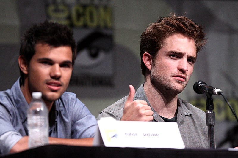 File:Taylor Lautner & Robert Pattinson (7585891934).jpg