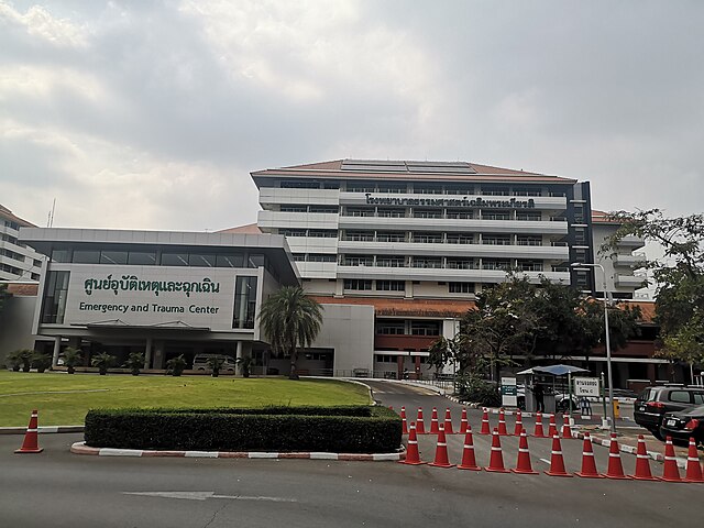 640px-Thammasat_University_Hospital.jpg (640×480)