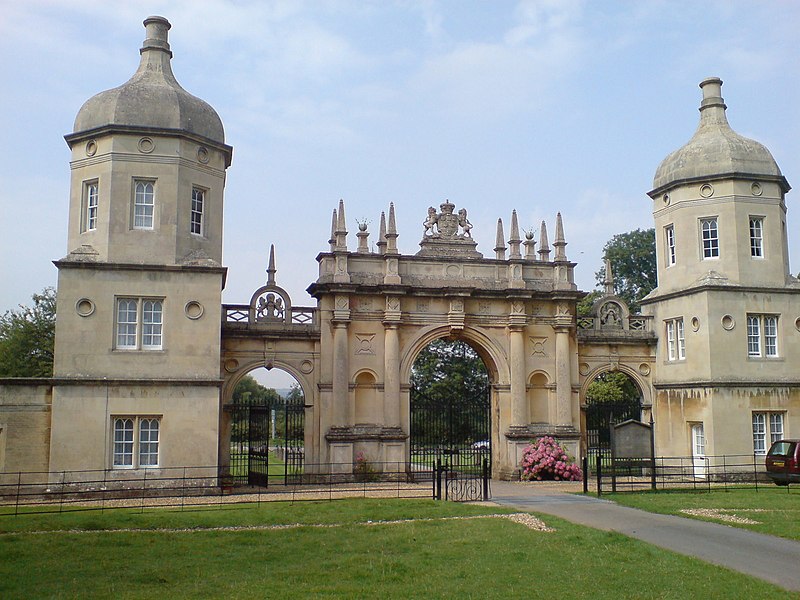 Файл:The Bottle Lodges at Burghley House, Stamford - geograph.org.uk - 1807055.jpg