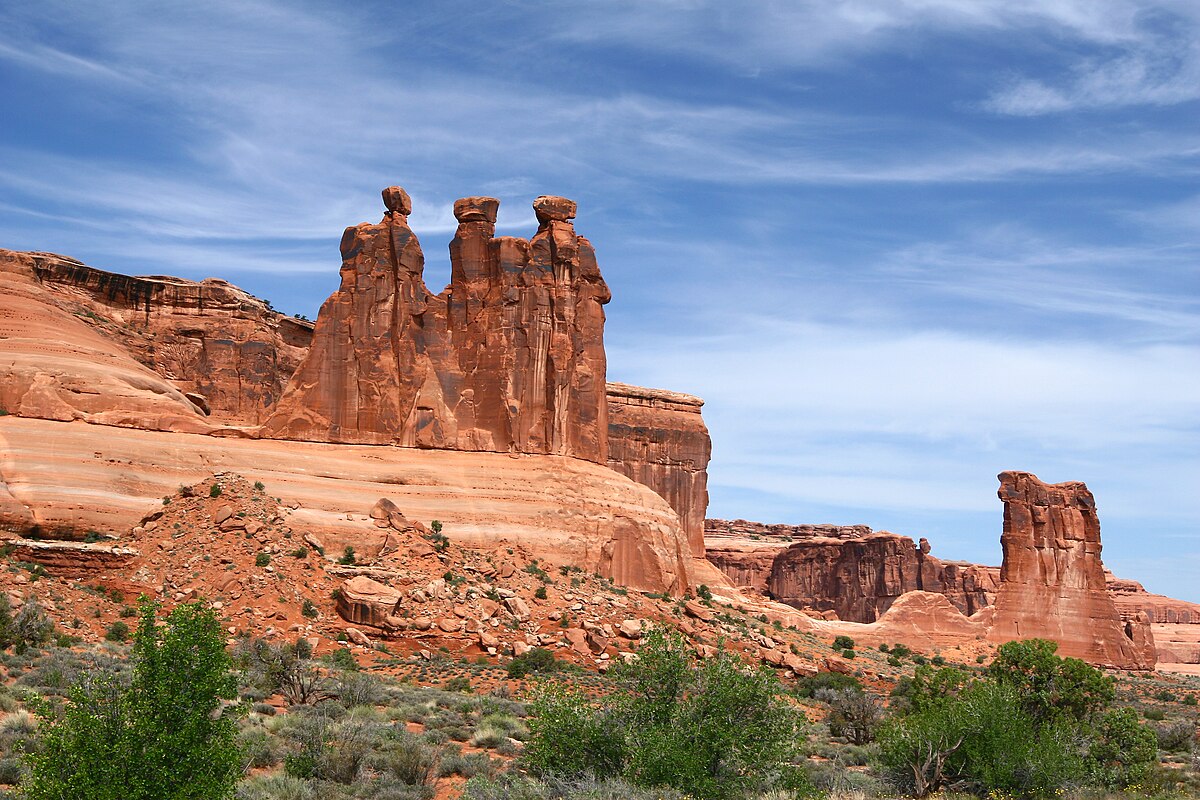 https://upload.wikimedia.org/wikipedia/commons/thumb/a/a3/The_Three_Gossips_at_Arches_National_Park.jpg/1200px-The_Three_Gossips_at_Arches_National_Park.jpg