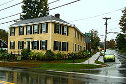 Tontine House, Guilford, Vt. 2010 yilda ta'mirlanib, arzon uylarga o'tkazilgandan so'ng. JPG