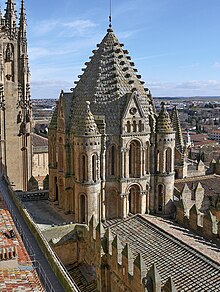 La Torre del Gallo, románica, es el elemento de la Catedral Vieja que más destaca desde el exterior, minimizada por la Catedral Nueva
