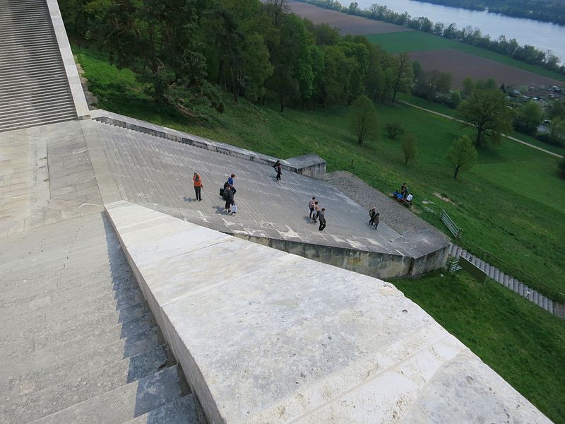 File:Treppe zur Wahlhalla.jpg