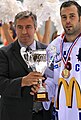 Trophée Jacques Lacarrière 2008 remis au capitaine des Brûleurs de Loups, Baptiste Amar, par Luc Tardif à Grenoble le 6 septembre 2008