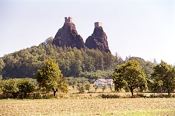 Le château de Trosky à Rovensko pod Troskami, dans le district de Semily, région de Liberec en Bohème (République tchèque). (définition réelle 1 514 × 1 010*)