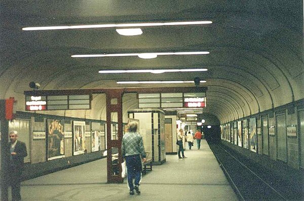 U-Bahnhof Platz der Luftbrücke, 1988, facing south towards Alt-Mariendorf (right side of platform). Northbound is left side of platform towards Alt-Te