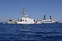 USCGC Boutwell (WHEC-719) et USCGC Sea Devil (WPB-87368).jpg