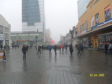 Blick auf die Weinerstraße (nach Süden) von der Vainer-Lenin-Kreuzung, links das noch erhaltene Passage-Gebäude.