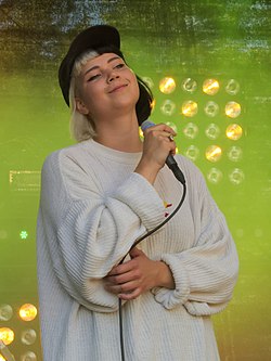 Vesta esiintymässä Ruisrockissa heinäkuussa 2017.