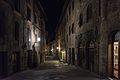 Via San Giovanni (Triq), San Gimignano hija belt medjevali żgħira b'ħitan fuq għoljiet fil-provinċja ta' Siena, it-Toskana, fit-tramuntana taċ-ċentru tal-Italja. (Koordinati: 43° 28′ 0.88″ N, 11° 2′ 34.74″ E)