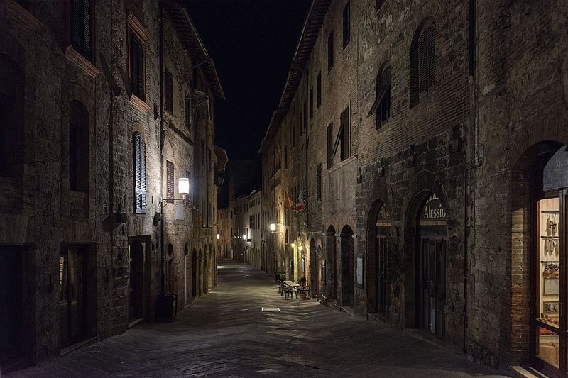 File:Via San Giovanni - San Gimignano, Siena, Italy - March 24, 2016 01.jpg