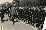 Quisling og unge hirdkvinner på Slottsplassen 1943. Foto: Riksarkivet