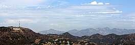 De Hollywoodheuvels mei lofts it Hollywood Sign.