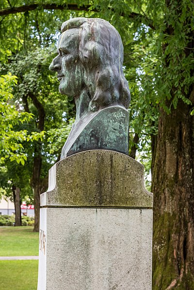 File:Villach Peraustraße Schillerpark Bronze-Büste Friedrich Schiller 26062018 3655.jpg