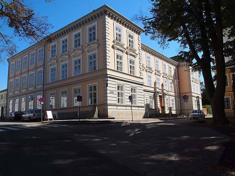 File:Volksschule Schulgasse 1 - Groß Siegharts - 11-09-2011.JPG