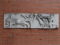 Relief, Fuchs du hast die Gans gestohlen von Peter Moilliet (1921–2016), Schulhaus Kilchbühl, Biel-Benken, Bl, Schweiz