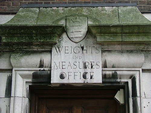 Het voormalige Weights and Measures office in Seven Sisters, Londen