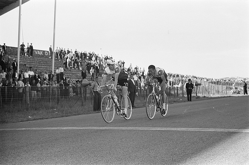 File:Wielrennen te Zandvoort Bij de profs werd Peter Post kampioen Voor Dick Groene, Bestanddeelnr 915-3692.jpg