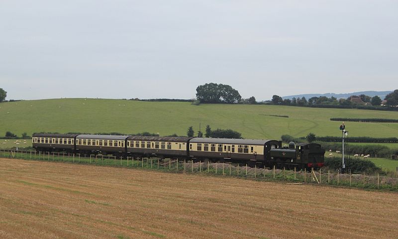 File:Williton - 6435 arriving from Bishops Lydeard.JPG