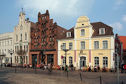 Wismar, Marktplatz mit dem Staffelgiebelhaus, Haus der Alte Schwede und der wiederaufgebauten Gaststätte Reuterhaus.jpg