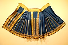 Wanita apron, China, akhir abad 19 sampai awal abad ke-20, sutra, kapas, bulu, benang emas, kain satin - Museum Tekstil Kanada - DSC00824.JPG