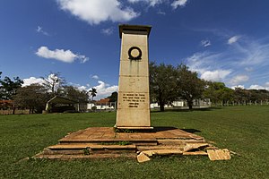 Denkmal für Gefallene der beiden Weltkriege auf einem Friedhof in Jinja