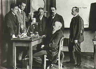 Wilhelm Wundt (duduk) dikelilingi oleh mitra kerjanya di laboratorium psikologi pertama di dunia.