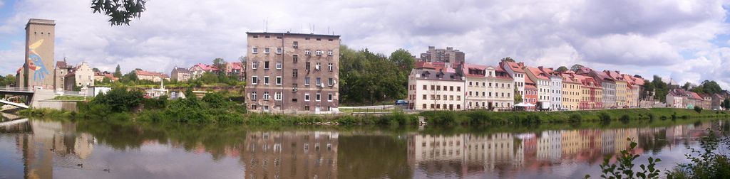 Panorama Zgorzelce: nalevo je věž obilného sila u staroměstského mostu do Görlitz, napravo historické niské předměstí