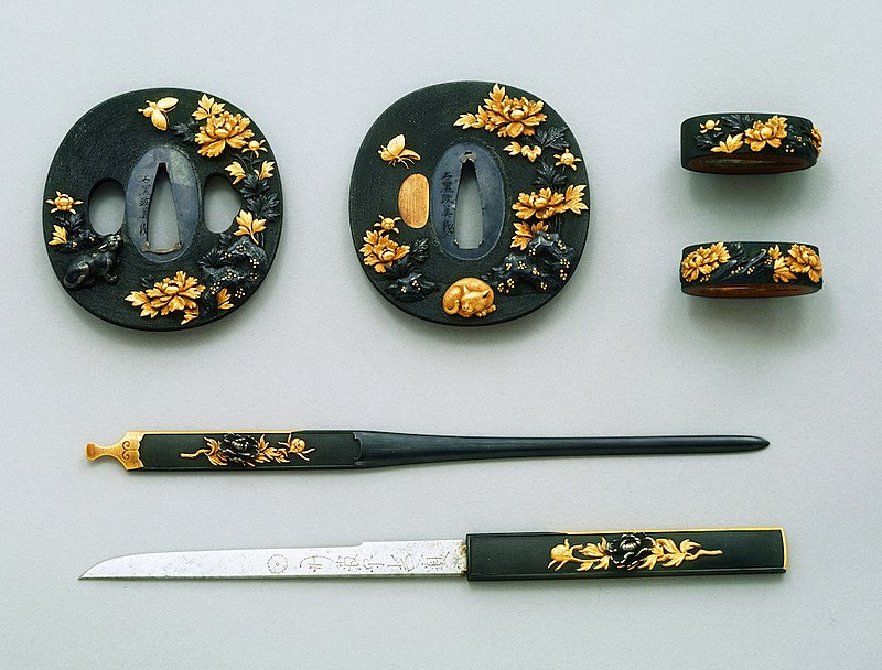 File:黒蝋色塗鞘大小拵刀装具, Sword Fittings Tsuba, Fuchigashira 
