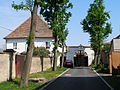 Čeština: Stavení v Černoučku. English: Building in Černouček.