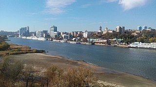 Rostov-on-Don: vista desde el puente Voroshilovsky hasta el terraplén del río Don