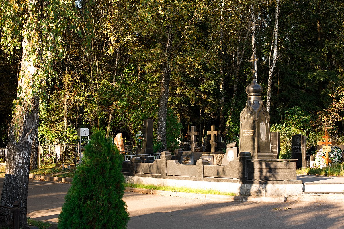 Зеленоградск кладбище. Сотрудники некрополь Зеленоградск. Восточное кладбище Зеленоград. Зелёный ангел на Зеленоградском кладбище.