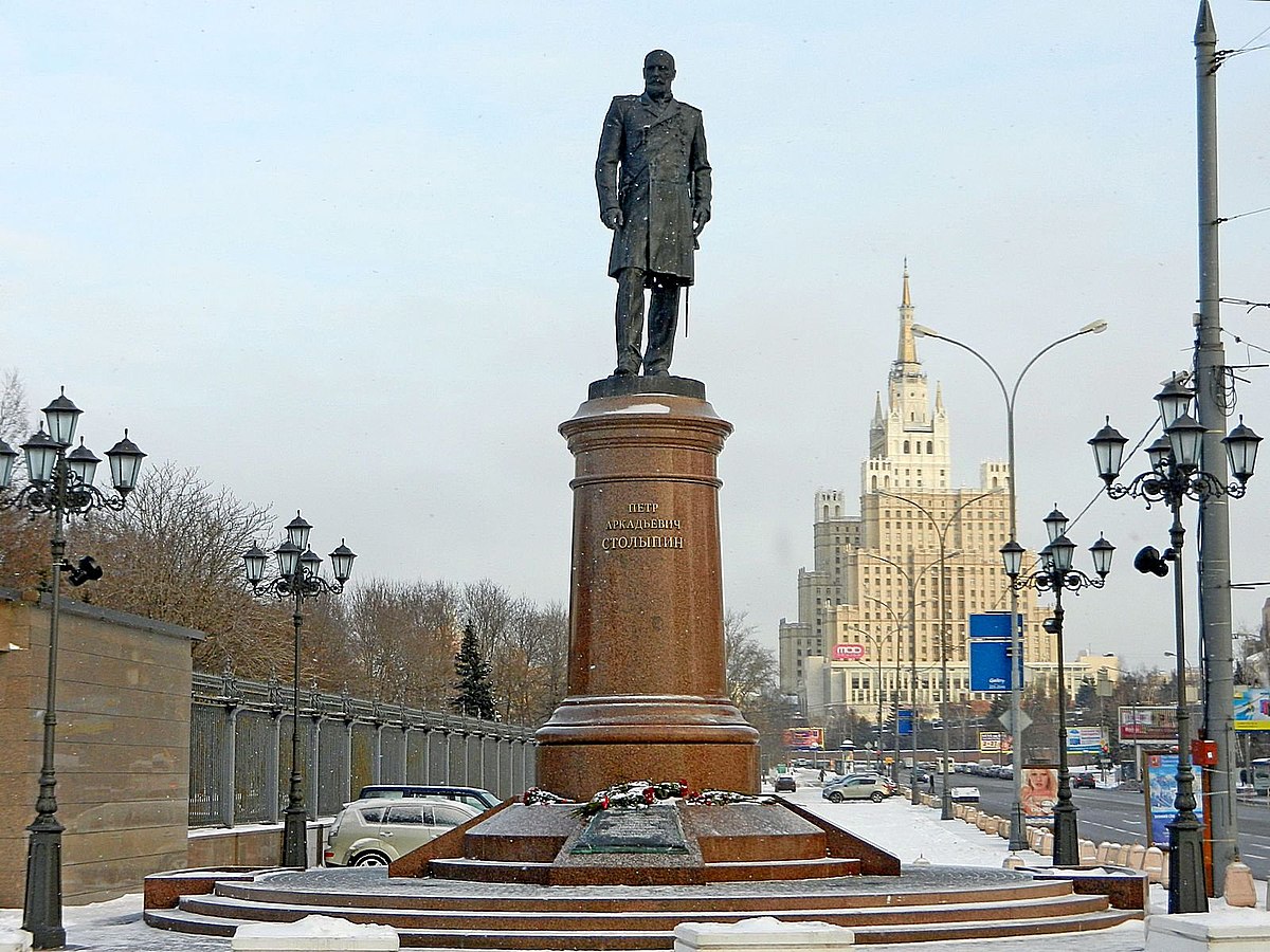 Монументы в москве