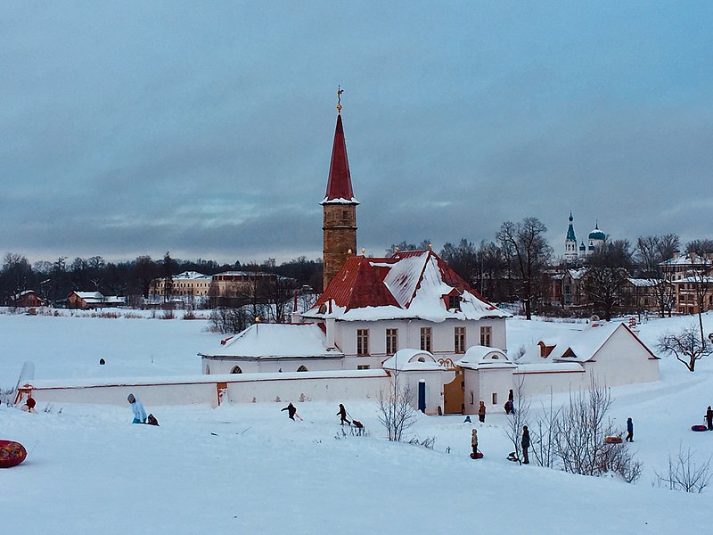 File:Прилратский замок в Гатчине, зима.jpg