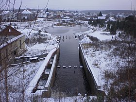 Плотина и водосброс водохранилища. Слева здание старого завода.