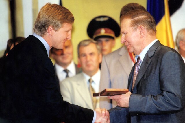 Akhmetov and Leonid Kuchma, the second president of independent Ukraine, 2005