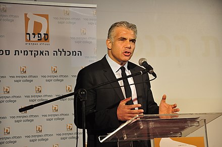 Yair Lapid giving a speech at Sapir Academic College in November 2015