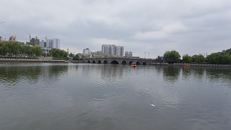 File:荆州城东门外的护城河.jpg