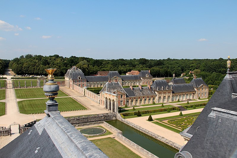 File:0 Vaux-le-Vicomte, cour des Bornes, ferme et communs du château 2.JPG