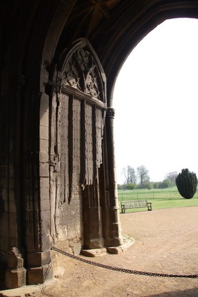 File:14th century gate - geograph.org.uk - 1246390.jpg