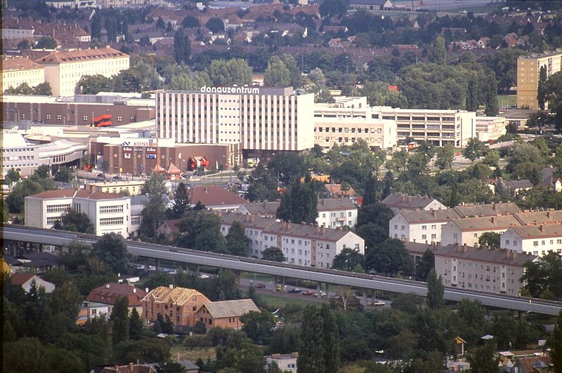 File:178R36270888 Blick vom Donauturm, Blick Richtung Donauzentrum, Trasse der U Bahn Linie U1, Wagramerstrasse.jpg